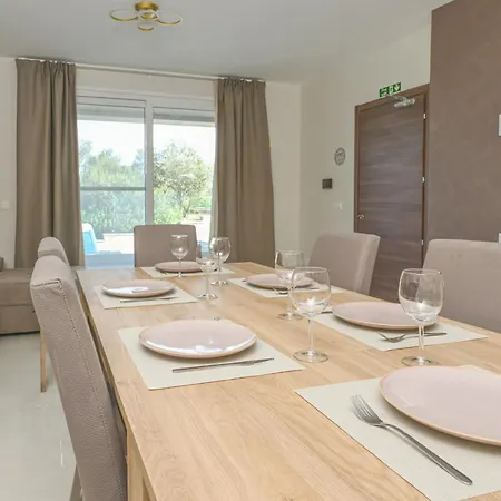 Quaint, Ground Floor 2 Bed 2 Bath At Little Oaks * ペンブローク