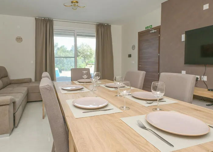 Quaint, Ground Floor 2 Bed 2 Bath At Little Oaks * Pembroke