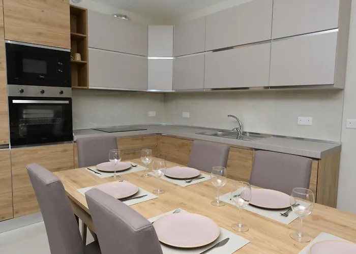 Quaint, Ground Floor 2 Bed 2 Bath At Little Oaks *